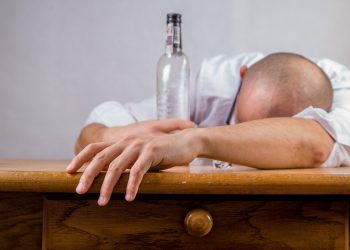 Récord de muertes ligadas al alcohol en Inglaterra durante los confinamientos