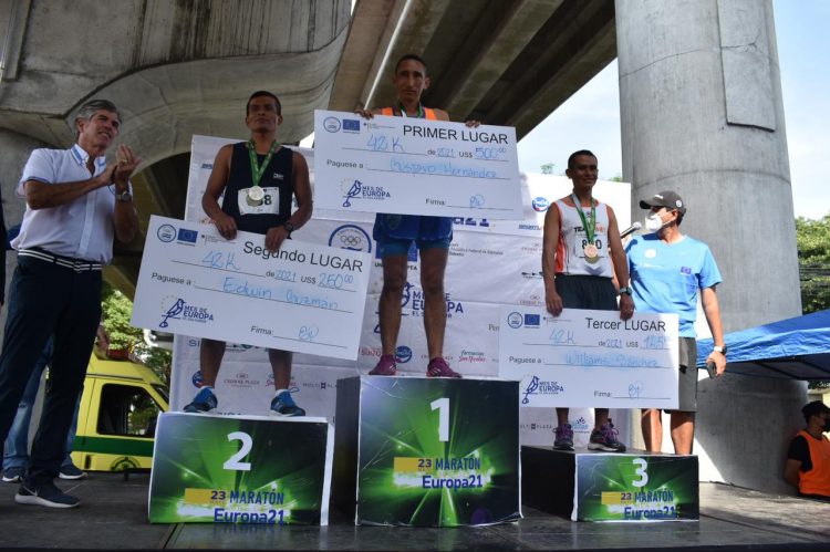 La carrera atlética organizada por el Comité Olímpico el domingo fue un éxito total. Al final los ganadores recibieron su premio. Fotos Cortesía COES.