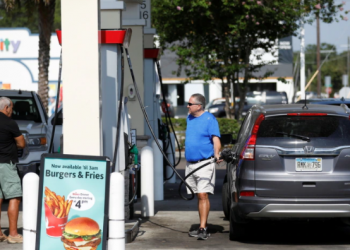 Estados Unidos levanta algunas restricciones para reducir déficit de gasolina