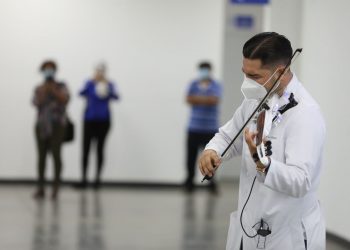 Un doctor violinista llena de melodías al Megacentro de Vacunación