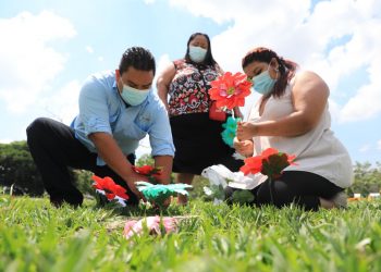 Fotos: Salvadoreños realizan emotiva visita para enflorar a sus madres en los cementerios del país