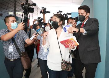 Regina Cañas, «Tía Bubu», llega a juzgado para iniciar proceso que determine el trabajo de utilidad pública que realizará