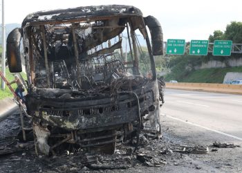 Bomberos apaga incendio de autobús en bulevar Monseñor Romero