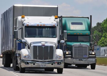 Restringen el paso para el transporte de carga en la carretera del Litoral