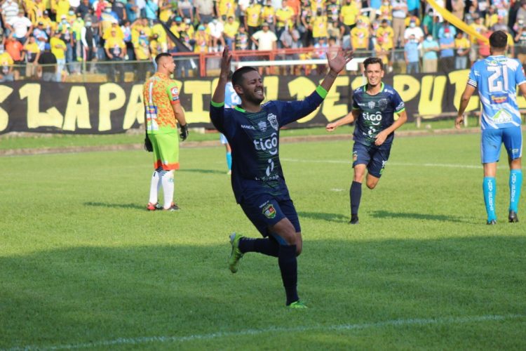 Irvin Herrera fue la figura del encuentro con gol y asistencia. Twitter: @santateclafc