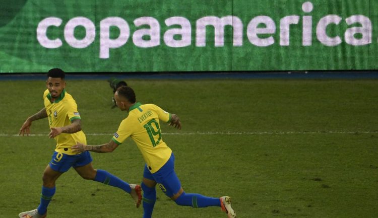 El brasileño Gabriel Jesus (izq.) Celebra tras anotar contra Perú durante el partido final del torneo de fútbol Copa América en el estadio Maracaná de Río de Janeiro, Brasil, el 7 de julio de 2019.. (Photo by MAURO PIMENTEL / AFP)