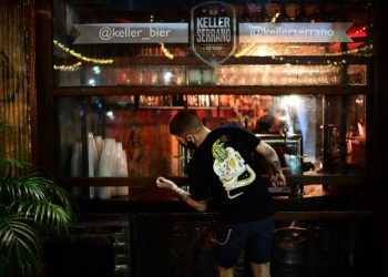 Bares y restaurantes piden ayuda para enfrentar el peor momento de la pandemia en Argentina