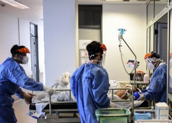 Argentina extiende restricciones anti-covid con casi 84,000 fallecidos