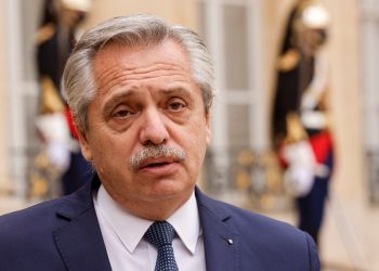 Presidente de Argentina, Alberto Fernández, rinde homenaje a casi 100,000 muertos por la COVID-19 en el país