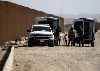 Gobernador de Texas reanudará la construcción de un muro fronterizo con México