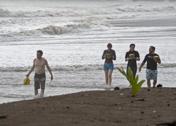 Turistas vacunados impulsan economía de Costa Rica, sin miedo al contagio