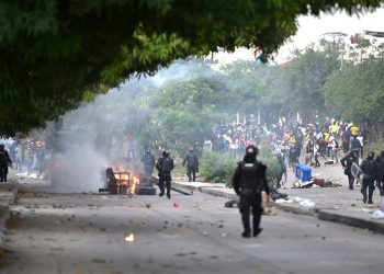 Manifestantes y policía se enfrentaron antes del juego entre Colombia y Argentina