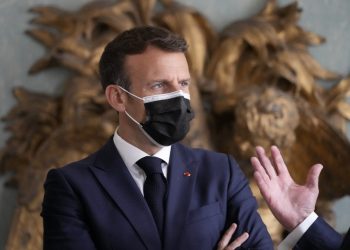 Fiscalía pide 18 meses de prisión contra el hombre que abofeteó a Macron