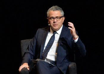 Analista de CNN vuelve al aire tras masturbarse en Zoom