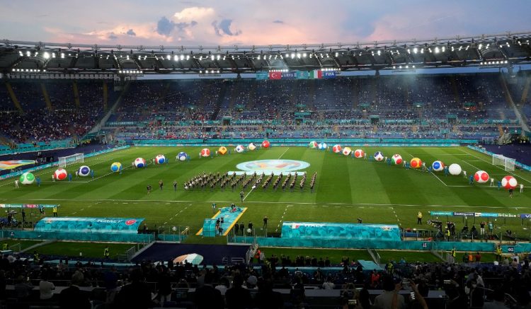 La Banda de la Policía Estatal Italiana se presenta durante la ceremonia de apertura antes del partido de fútbol del Grupo A de la UEFA EURO 2020 entre Turquía e Italia en el Estadio Olímpico de Roma . (Photo by Andrew Medichini / POOL / AFP)