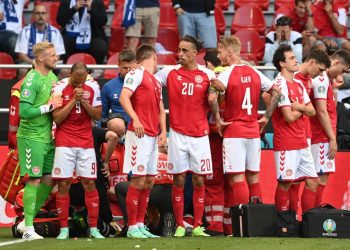 El danés Christian Eriksen ha sido estabilizado tras desmayarse en pleno partido de la Eurocopa
