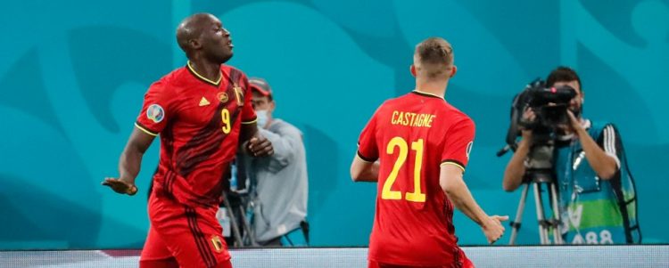 El delantero belga Romelu Lukaku (L) celebra después de anotar el primer gol de su equipo durante el partido de fútbol del Grupo B de la UEFA EURO 2020 entre Bélgica y Rusia en el Estadio de San Petersburgo. (Photo by Anatoly Maltsev / POOL / AFP)