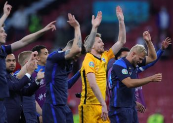 Finlandia debuta en Eurocopa con victoria sobre Dinamarca tras susto de Eriksen