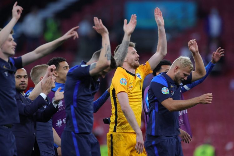 Los jugadores de Finlandia celebran al final del partido de fútbol del Grupo B de la UEFA EURO 2020 entre Dinamarca y Finlandia. (Photo by Friedemann Vogel / POOL / AFP)