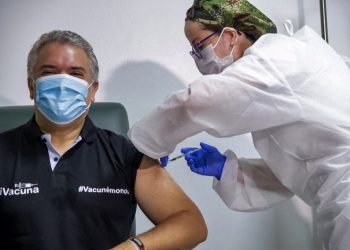 Presidente Iván Duque recibe primera vacuna con la pandemia disparada en Colombia