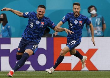 Triunfo sorpresa de Eslovaquia en Eurocopa ante una Polonia en inferioridad