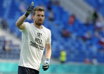 Finlandia luce camiseta de apoyo a Christian Eriksen antes de partido ante Rusia