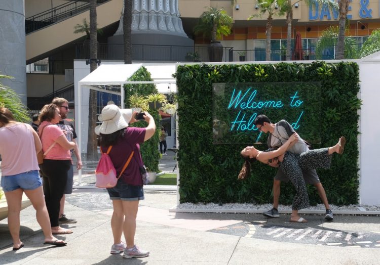 Los turistas toman fotos mientras disfrutan de visitar Hollywood. FOTO / AFP