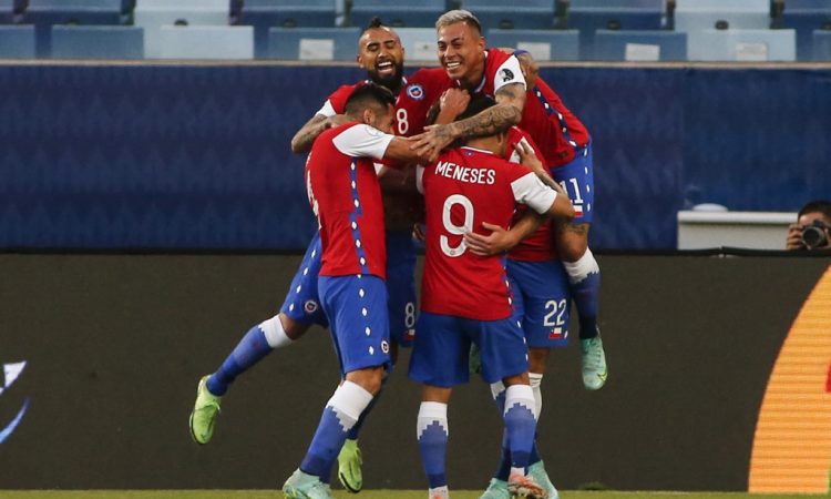 El chileno Ben Brereton (cubierto) celebra con sus compañeros tras anotar contra Bolivia durante su partido de la fase de grupos del torneo de fútbol Conmebol Copa América . (Photo by SILVIO AVILA / AFP)