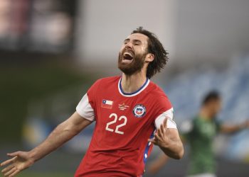 La Roja tapa logo de Nike con bandera de Chile en Copa América