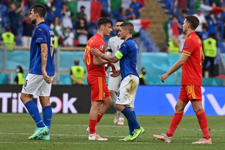 Marco Verratti (C-R) saluda al centrocampista de Gales Dylan Levitt (C-L) al final del partido de fútbol del Grupo A de la UEFA EURO 2020 entre Italia y Gales en el Estadio Olímpico de Roma. (Photo by ANDREAS SOLARO / POOL / AFP)