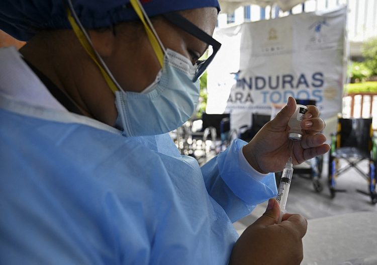 A nurse of the Health Secretariat prepares a Pfizer vaccine against COVID-19 at the Jose Cecilio del Valle civic centre in Tegucigalpa on June 21, 2021. (Photo by Orlando SIERRA / AFP)