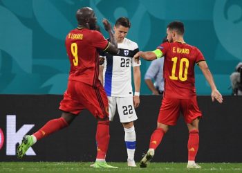 Bélgica hace pleno de victorias al superar 2-0 a Finlandia en Eurocopa