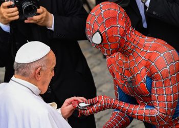 Spiderman recibe la «bendición» del Papa Francisco en un curioso momento en el Vaticano