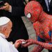 Spiderman recibe la «bendición» del Papa Francisco en un curioso momento en el Vaticano