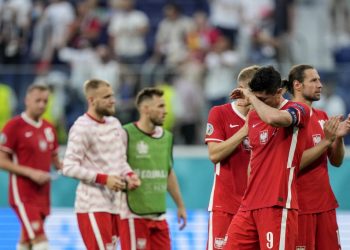 Polonia fuera de Eurocopa pese a doblete de Lewandowski en derrota 2-3 contra Suecia
