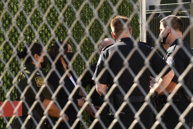 La vicepresidenta de los Estados Unidos, Kamala Harris, recorre el Centro de Procesamiento Central de Aduanas y Protección Fronteriza de Estados Unidos de El Paso, el 25 de junio de 2021 en El Paso, Texas. FOTO / AFP