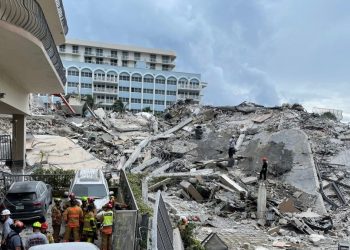 Un incendio dificulta las tareas de rescate en el edificio derrumbado en Florida