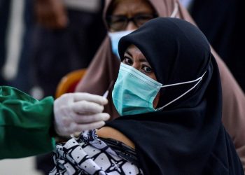 Récord de más de 21,000 contagios diarios de coronavirus en Indonesia