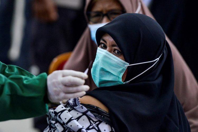 Récord de más de 21,000 contagios diarios de coronavirus en Indonesia. FOTO / AFP.