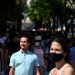 La mascarilla ya no es obligatoria en las calles españolas, pero pocos se atreven a ir sin ella
