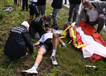 VIDEO | Aficionada provoca terrible caída de ciclistas en el Tour de Francia
