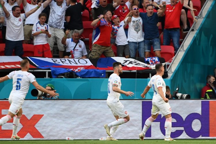 Tomas Holes (R) celebra después de anotar el primer gol de su equipo durante el partido de fútbol de octavos de final de la UEFA EURO 2020 entre Holanda y la República Checa. (Photo by Attila  KISBENEDEK / POOL / AFP)
