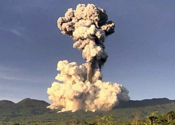 Erupción de volcán en Costa Rica genera columna de humo de 2 kilómetros de altura