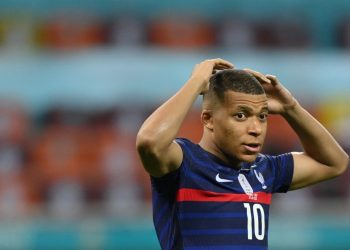 «¡Mantén la cabeza en alto!»: Pelé muestra su apoyo a Mbappé tras la eliminación de Francia ante Suiza