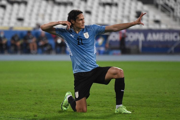 Edinson Cavani de Uruguay celebra tras anotar un penalti contra Paraguay durante el partido de la fase de grupos del torneo de fútbol Conmebol Copa América. (Photo by CARL DE SOUZA / AFP)