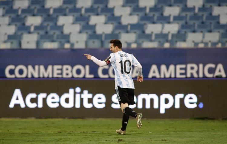 Lionel Messi celebra tras anotar contra Bolivia durante el partido de la fase de grupos del torneo de fútbol Conmebol Copa América. (Photo by SILVIO AVILA / AFP)