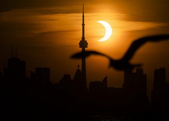 Fotos: Un eclipse solar parcial se observa sobre el hemisferio norte
