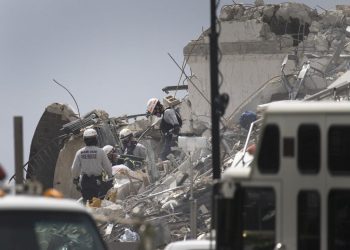 Al menos cuatro muertos y 159 desaparecidos en derrumbe de edificio en Florida