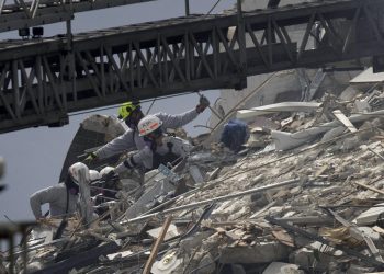 Al menos cuatro muertos y 159 desaparecidos en derrumbe de edificio en Florida