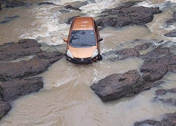 Rescatan a conductor que fue arrastrado con su vehículo por un río en Corinto